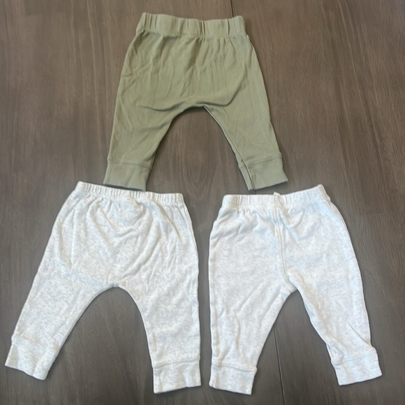 Carter’s 3 thin comfy pants size 6 months - Picture 2 of 2